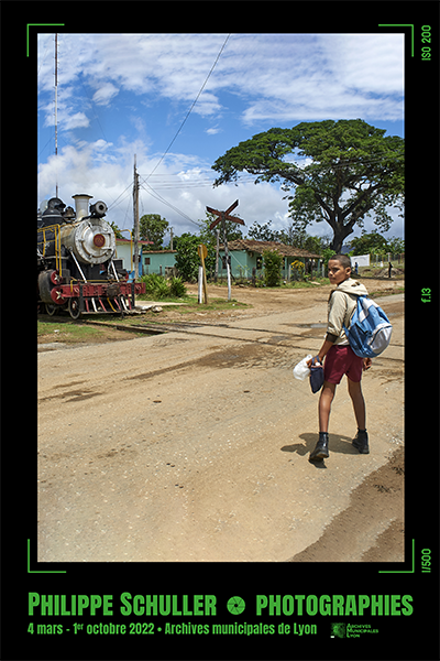 Affiche de l'exposition montrant un enfant allant à l'école dans un pays africain