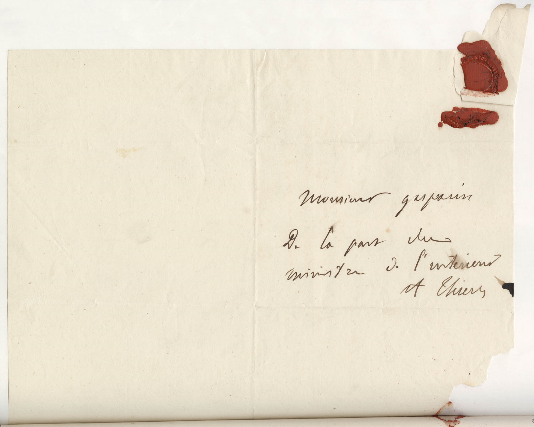 Un cas digne d’un roman d’Alexandre Dumas : le préfet reçoit deux courriers au sujet d’Anselme Petetin. D’un côté, une lettre officielle l’autorisant à délivrer un passeport au requérant, et de l’autre une lettre cachetée autographe du ministre demandant l’arrestation immédiate du même personnage, 2 mai 1834 (AML, 4II/4).